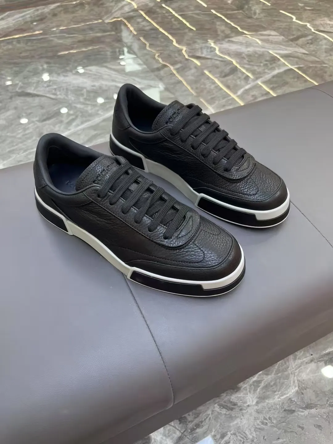 Men's shoes 💰460 [New style] 🐝🐝⚠️[DG] ⚠️High grade, top craftsmanship ⚠️Men's casual style, regular size 39 to 44 (45 can be customized ⚠️D &G Fashionable and casual style, unique design style! Fully original single-layer calfskin hollow design, inner calfskin latex back foot! Exclusive for summer! Original TPU outsole! Look at the details of the quality, and it can stand up to all kinds of tests!